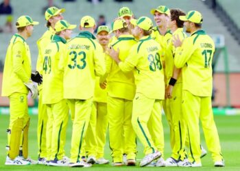 Head, Warner plunder tons as Aussies sweep series
