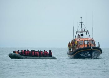 Boat with hundreds of migrants safely towed to port