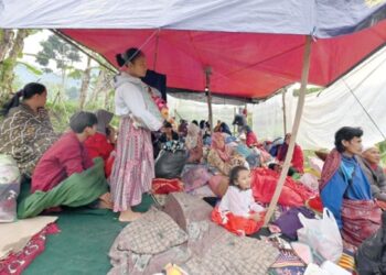 Indonesia quake kills at least 268, many of them children at school