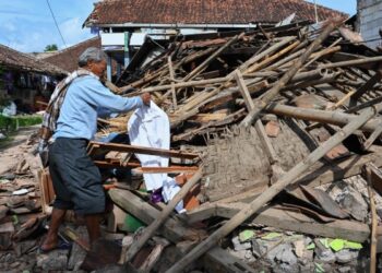 Aftershocks, heavy rain hamper Indonesia earthquake rescuers