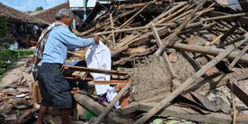 Aftershocks, heavy rain hamper Indonesia earthquake rescuers