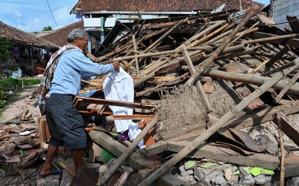 Aftershocks, heavy rain hamper Indonesia earthquake rescuers