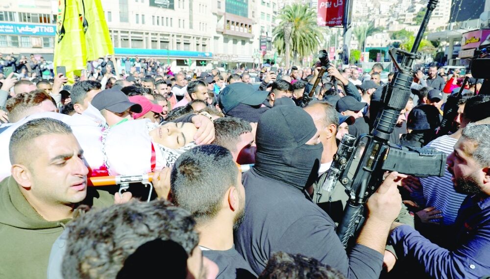 قتيل اسرائيلي و18 جريح في انفجارين استهدفا محطتين للحافلات بالقدس المحتلة