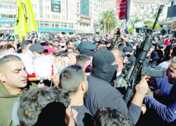 قتيل اسرائيلي و18 جريح في انفجارين استهدفا محطتين للحافلات بالقدس المحتلة