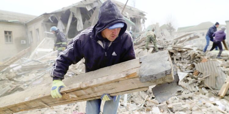 هجمات صاروخية تخلف قتلى وأضرارا في منشآت للبنية التحتية بالعاصمة الأوكرانية