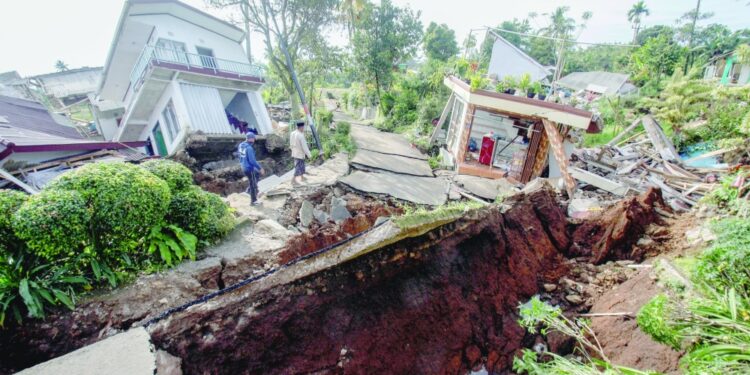 المطر والهزات الارتدادية تعيق أعمال الانقاذ بعد زلزال اندونيسيا