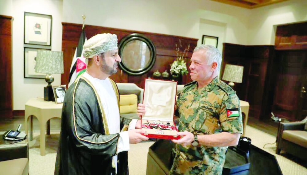 ملك الأردن يمنح سفير سلطنة عمان وسام الاستقلال