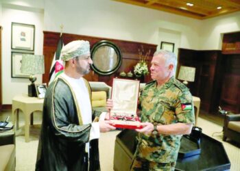 ملك الأردن يمنح سفير سلطنة عمان وسام الاستقلال