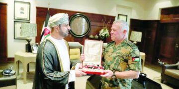 ملك الأردن يمنح سفير سلطنة عمان وسام الاستقلال