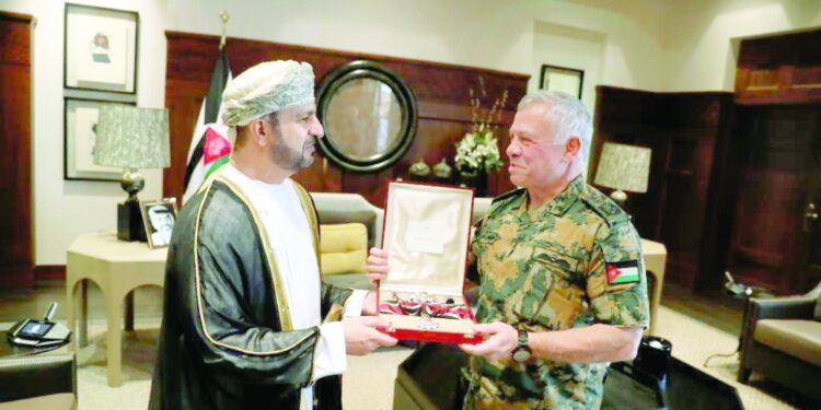 ملك الأردن يمنح سفير سلطنة عمان وسام الاستقلال