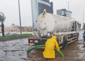 Heavy rains lash across Saudi, cuts main road to Mecca
