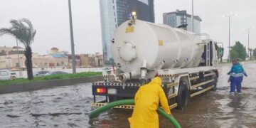 Heavy rains lash across Saudi, cuts main road to Mecca