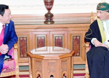 نيابة عن جلالة السلطان.. السيد فهد يستقبل مديري “الصحة العالمية” و”الفاو”