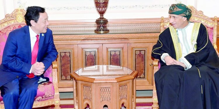 نيابة عن جلالة السلطان.. السيد فهد يستقبل مديري “الصحة العالمية” و”الفاو”