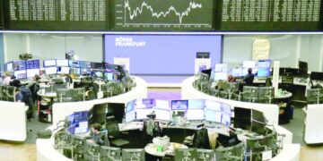 أسهم أوروبا تبحث عن اتجاه والمتعاملون يقيمون توقعات أسعار الفائدة