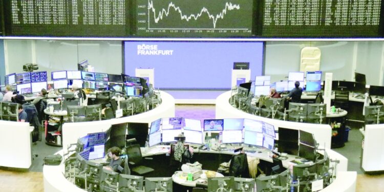 أسهم أوروبا تبحث عن اتجاه والمتعاملون يقيمون توقعات أسعار الفائدة