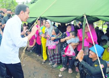 Indonesia struggles to get aid to quake survivors, rescue continues