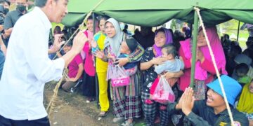 Indonesia struggles to get aid to quake survivors, rescue continues