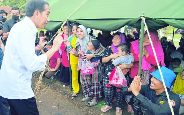 Indonesia struggles to get aid to quake survivors, rescue continues 1 Indonesia struggles to get aid to quake survivors, rescue continues