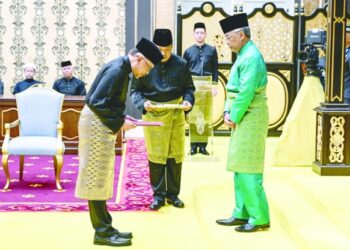 Malaysia's Anwar becomes prime minister, ending decades-long wait