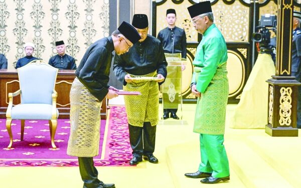 Malaysia's Anwar becomes prime minister, ending decades-long wait 1 Malaysia's Anwar becomes prime minister, ending decades-long wait