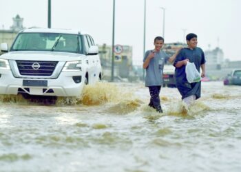 Saudi storm closes schools, cuts main road to Mecca