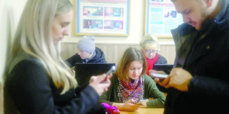 ملايين الأوكرانيين غارقين في الظلمة والبرد