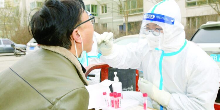 الصين تفرض إغلاقًا عامًا على 6 ملايين شخص في تشنغتشو