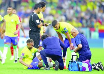 إصابة نيمار بالتواء في الكاحل