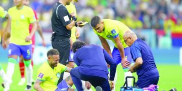 إصابة نيمار بالتواء في الكاحل