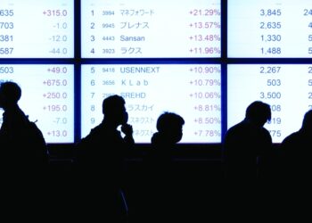 الأسهم اليابانية تغلق منخفضة لكنها تسجل قفزة أسبوعية