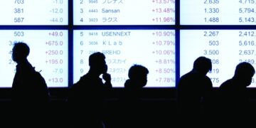 الأسهم اليابانية تغلق منخفضة لكنها تسجل قفزة أسبوعية