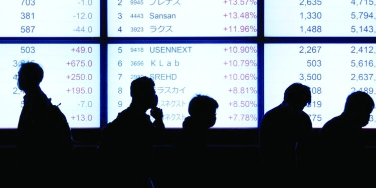 الأسهم اليابانية تغلق منخفضة لكنها تسجل قفزة أسبوعية