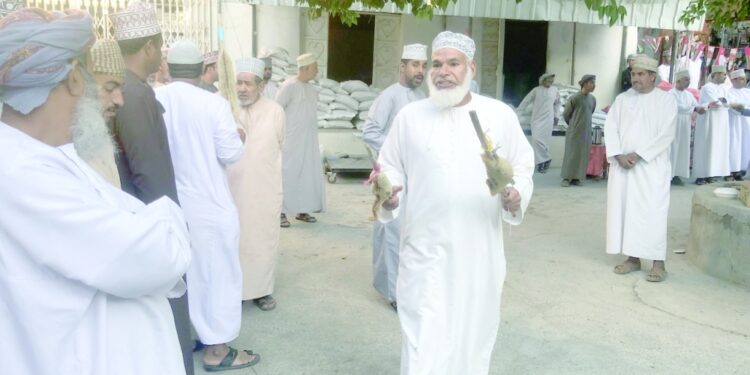 سوق بهلا يشهد عرض كميات كبيرة من عسل السدر المحلي