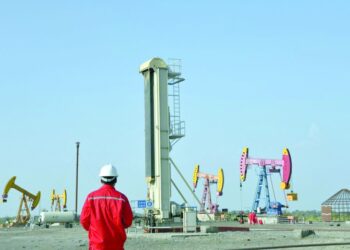 النفط يرتفع وسط خلاف بشأن سقف أسعار الخام الروسي