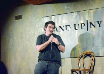 ويلي زابار نجم كوميدي يلمع على مسارح نيويورك