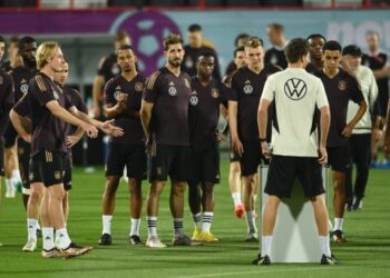 Germany faces Spain with the threat of early exit