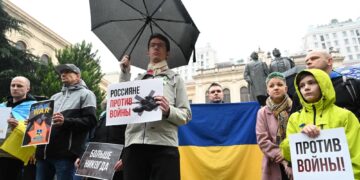 استمرار انقطاع الكهرباء عن 130 ألف شخص في كييف بعد هجمات روسية