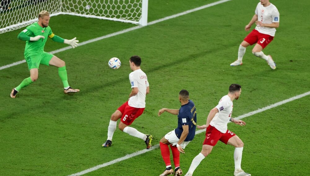 فرنسا أول المتأهلين إلى ثمن نهائي كأس العالم بفوزها على الدنمارك