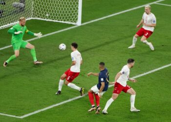 فرنسا أول المتأهلين إلى ثمن نهائي كأس العالم بفوزها على الدنمارك