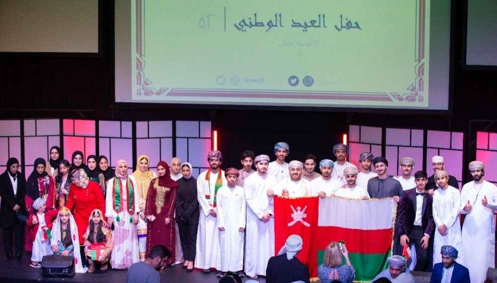 مبتعثون في الخارج يجسدون مظاهر الثقافة والحضارة العمانية في احتفالهم بالعيد الوطني
