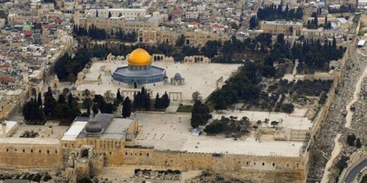 الأوقاف الإسلامية: عشرات المستوطنين يقتحمون المسجد الأقصى بحماية مشددة من جيش الإحتلال 1 الأوقاف الإسلامية: عشرات المستوطنين يقتحمون المسجد الأقصى بحماية مشددة من جيش الإحتلال