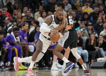 James shines as Lakers beat Spurs again, Suns edge Jazz