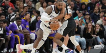 James shines as Lakers beat Spurs again, Suns edge Jazz