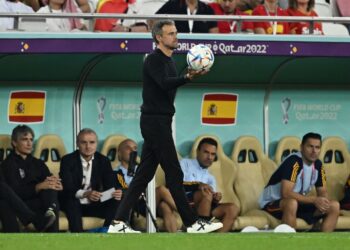 إنريكي سعيد بصدارة المنتخب الإسباني لـ”مجموعة الموت”