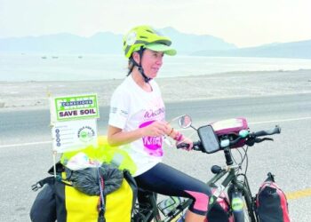 On bicycle from Paris to India via Oman