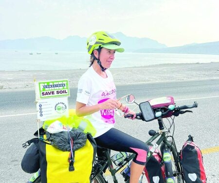 On bicycle from Paris to India via Oman