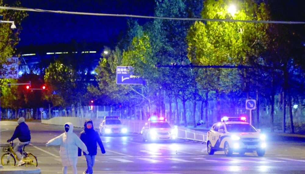 قوات الأمن الصينية تنتشر في بكين وشنغهاي بعد تظاهرات ضد سياسة “صفر كوفيد”
