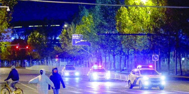 قوات الأمن الصينية تنتشر في بكين وشنغهاي بعد تظاهرات ضد سياسة “صفر كوفيد”