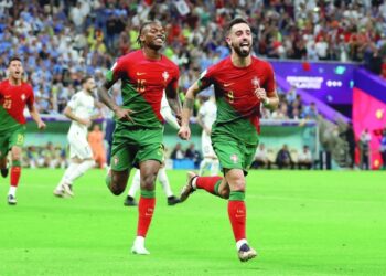 Fernandes puts perfect Portugal into last 16